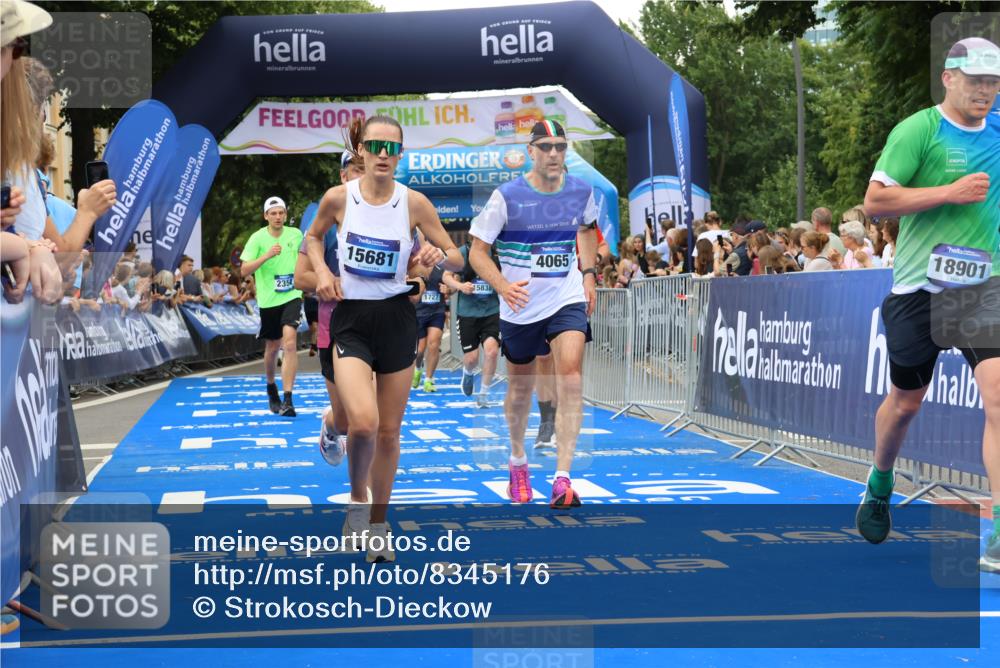 29.06.2025 - hella hamburg halbmarathon Strokosch-Dieckow http://msf.ph/oto/8345176 29.06.2025 10:53:18 Ziel 1683, 1727, 2074, 2354, 4065, 6198, 6629, 6942, 7312, 7383, 8273, 8361, 8651, 9142, 11844, 12490, 12875, 13997, 15179, 15681, 15838, 16929, 18134, 18901 meine-sportfotos.de