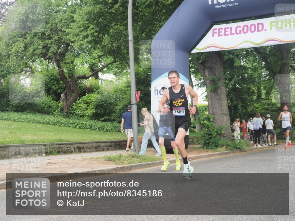 29.06.2025 - hella hamburg halbmarathon KatJ http://msf.ph/oto/8345186 29.06.2025 10:19:55 Zwischen KM18-KM19 2689, 8190, 8318 meine-sportfotos.de