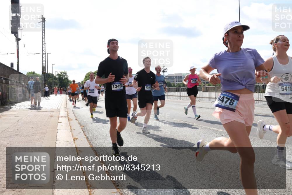 29.06.2025 - hella hamburg halbmarathon Lena Gebhardt http://msf.ph/oto/8345213 29.06.2025 10:00:51 Lombardsbrücke 13498, 2787, 1708, 11623, 398, 8478, 5418, 1544, 1568, 1583, 1611, 1681, 1726, 2236, 2346, 2426, 2474, 2490, 2982, 3042, 3059, 3141, 3400, 3625, 3740, 3794, 3983, 4238, 4419, 4579, 4616, 4708, 4767, 4940, 4945, 5033, 5418, 5643, 5870, 6138, 6147, 6220, 6443, 6487, 6531, 6714, 6757, 6835, 7658, 7757, 7759, 7761, 8255, 8326, 8478, 8632, 8923, 9124, 9553, 9555, 9577, 9932, 10074, 10188, 10271, 10599 meine-sportfotos.de
