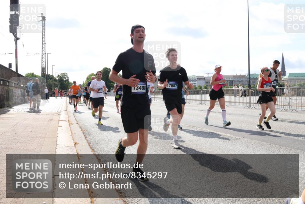 29.06.2025 - hella hamburg halbmarathon Lena Gebhardt http://msf.ph/oto/8345297 29.06.2025 10:00:51 Lombardsbrücke 1340, 13498, 17087, 17268, 1544, 1568, 1583, 1611, 1681, 1726, 2236, 2346, 2426, 2474, 2490, 2982, 3042, 3059, 3141, 3400, 3625, 3740, 3794, 3983, 4238, 4419, 4579, 4616, 4708, 4767, 4940, 4945, 5033, 5418, 5643, 5870, 6138, 6147, 6220, 6443, 6487, 6531, 6714, 6757, 6835, 7658, 7757, 7759, 7761, 8255, 8326, 8478, 8632, 8923, 9124, 9553, 9555, 9577, 9932, 10074, 10188, 10271, 10599 meine-sportfotos.de