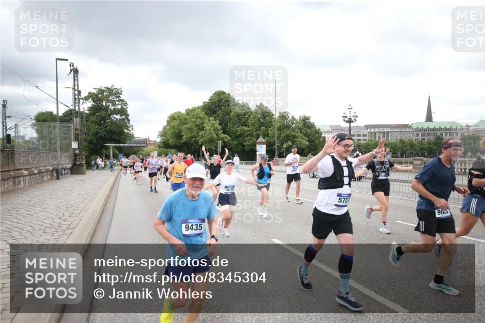 29.06.2025 - hella hamburg halbmarathon Jannik Wohlers http://msf.ph/oto/8345304 29.06.2025 10:55:58 Lombardsbrücke 1047, 1113, 1738, 2915, 3257, 3675, 3676, 3953, 3987, 4083, 5237, 5580, 5693, 5757, 6690, 6968, 7025, 7028, 7090, 7307, 7711, 8517, 8766, 9383, 9435, 9606, 9948, 9953, 10740, 10784, 10932, 10987, 11298, 11628, 11862, 11863, 12295, 12296, 12543, 12551, 13395, 13405, 13965, 14613, 15103, 15443, 15696, 15699, 15747, 16655, 16934, 17084, 17092, 17398, 17494, 17649, 17673, 17797, 18047, 18247, 18798, 19228 meine-sportfotos.de