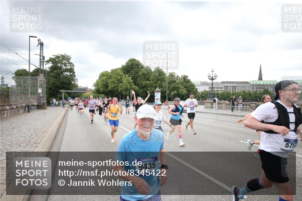 29.06.2025 - hella hamburg halbmarathon Jannik Wohlers http://msf.ph/oto/8345422 29.06.2025 10:55:59 Lombardsbrücke 1047, 1113, 2915, 3257, 3675, 3676, 3953, 3987, 4083, 5237, 5580, 5693, 5757, 6690, 7025, 7028, 7090, 7307, 7711, 8108, 8517, 8606, 8766, 9383, 9435, 9606, 9948, 9953, 10555, 10569, 10740, 10784, 10932, 11298, 11628, 11862, 11863, 12295, 12296, 12543, 12551, 13395, 13405, 13965, 14613, 15103, 15443, 15696, 15699, 15747, 16655, 16934, 17084, 17092, 17398, 17494, 17649, 17673, 17797, 18047, 18247, 18798, 19228 meine-sportfotos.de