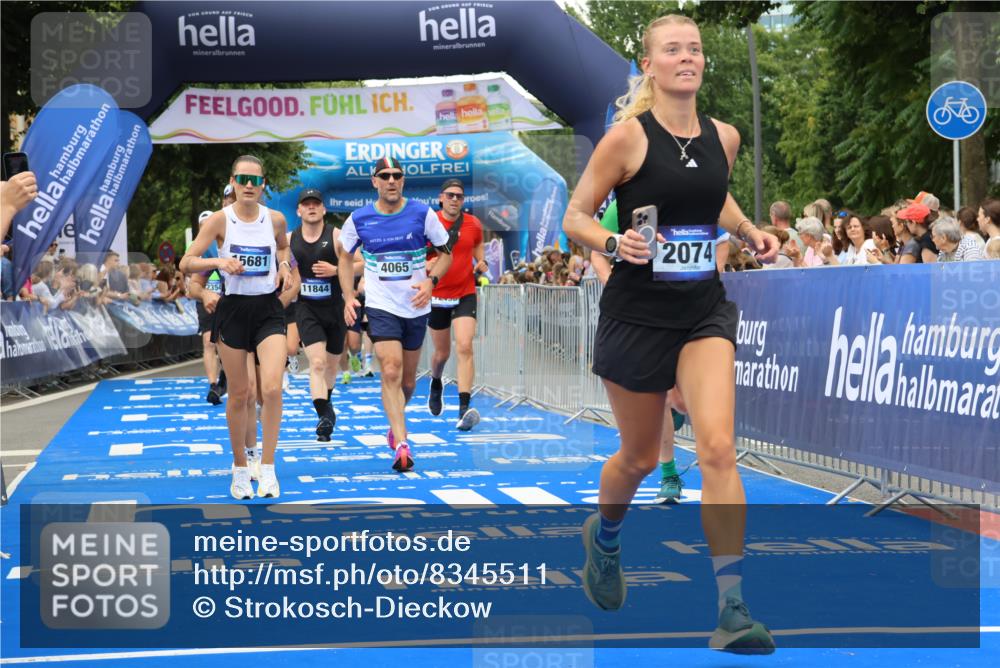 29.06.2025 - hella hamburg halbmarathon Strokosch-Dieckow http://msf.ph/oto/8345511 29.06.2025 10:53:17 Ziel 1683, 1727, 2074, 2354, 4065, 6198, 6942, 7312, 7383, 8273, 8361, 8651, 9142, 11844, 12490, 12875, 13997, 15179, 15681, 15838, 16929, 16986, 18134, 18901 meine-sportfotos.de