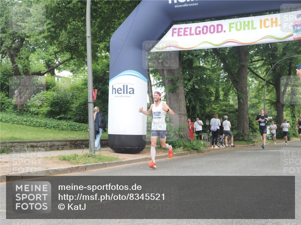 29.06.2025 - hella hamburg halbmarathon KatJ http://msf.ph/oto/8345521 29.06.2025 10:19:58 Zwischen KM18-KM19 2689, 8190, 8318 meine-sportfotos.de