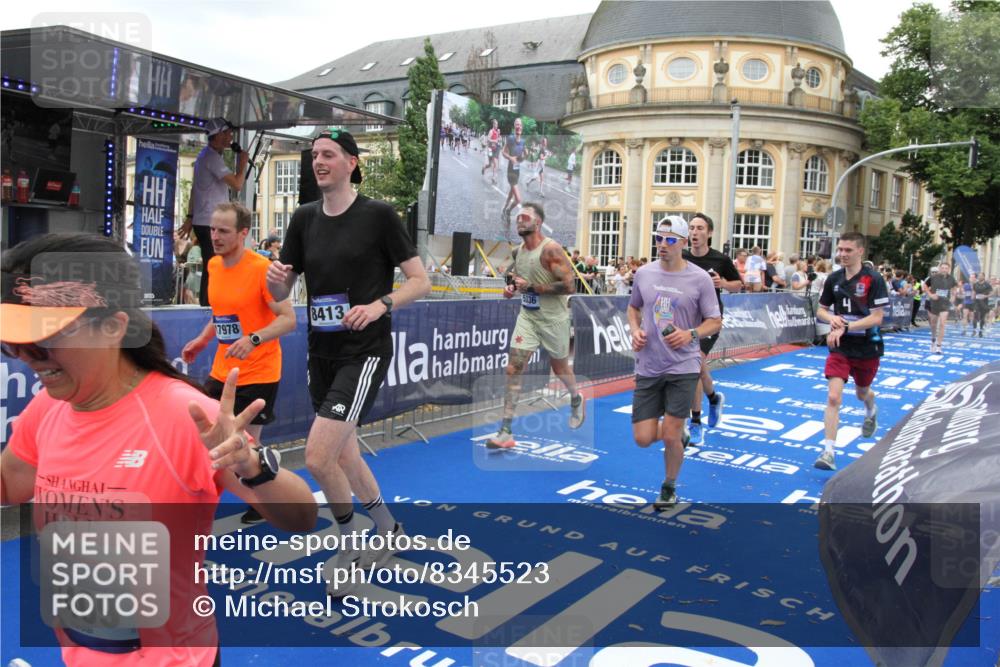 29.06.2025 - hella hamburg halbmarathon Michael Strokosch http://msf.ph/oto/8345523 29.06.2025 10:52:05 Ziel 4033, 5336, 6390, 7130, 7409, 7724, 7732, 8413, 8977, 10057, 15356, 15506, 15829, 16179, 16666, 17978, 18869 meine-sportfotos.de