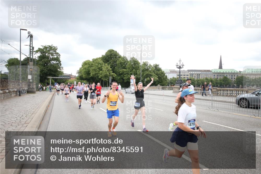 29.06.2025 - hella hamburg halbmarathon Jannik Wohlers http://msf.ph/oto/8345591 29.06.2025 10:55:59 Lombardsbrücke 1047, 1113, 2915, 3257, 3675, 3676, 3953, 3987, 4083, 5237, 5580, 5693, 5757, 6690, 7025, 7028, 7090, 7307, 7711, 8108, 8517, 8606, 8766, 9383, 9435, 9606, 9948, 9953, 10555, 10569, 10740, 10784, 10932, 11298, 11628, 11862, 11863, 12295, 12296, 12543, 12551, 13395, 13405, 13965, 14613, 15103, 15443, 15696, 15699, 15747, 16655, 16934, 17084, 17092, 17398, 17494, 17649, 17673, 17797, 18047, 18247, 18798, 19228 meine-sportfotos.de