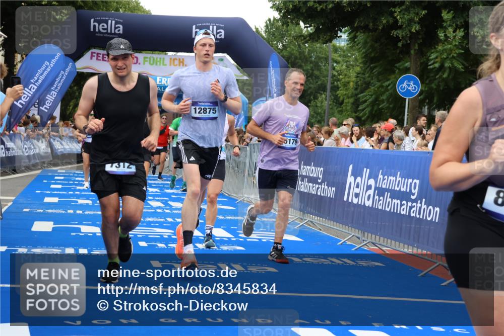 29.06.2025 - hella hamburg halbmarathon Strokosch-Dieckow http://msf.ph/oto/8345834 29.06.2025 10:53:14 Ziel 1683, 2074, 2111, 2354, 4065, 7312, 7383, 8273, 8361, 9142, 11844, 12490, 12875, 15179, 15681, 15838, 16929, 16986, 18134, 18901 meine-sportfotos.de