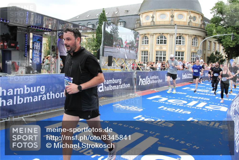 29.06.2025 - hella hamburg halbmarathon Michael Strokosch http://msf.ph/oto/8345841 29.06.2025 10:52:10 Ziel 1482, 2397, 2595, 5093, 5378, 6897, 7732, 9082, 12580, 13726, 14248, 15506, 15829, 16179, 16320, 16666, 17033, 18801 meine-sportfotos.de