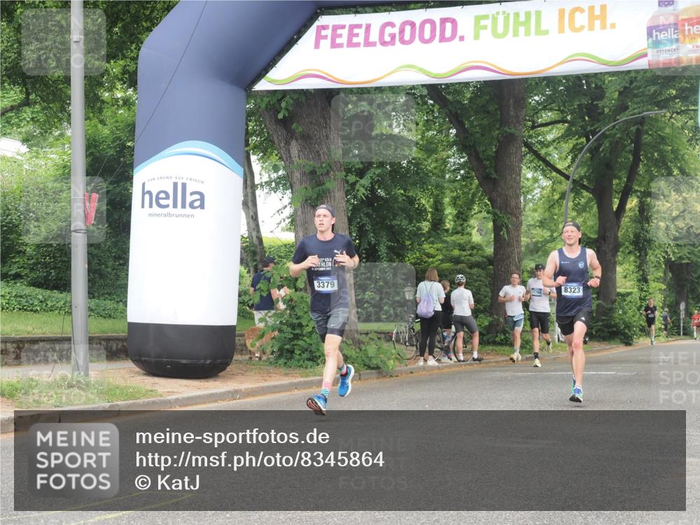 29.06.2025 - hella hamburg halbmarathon KatJ http://msf.ph/oto/8345864 29.06.2025 10:20:01 Zwischen KM18-KM19 2689, 3379, 8323 meine-sportfotos.de