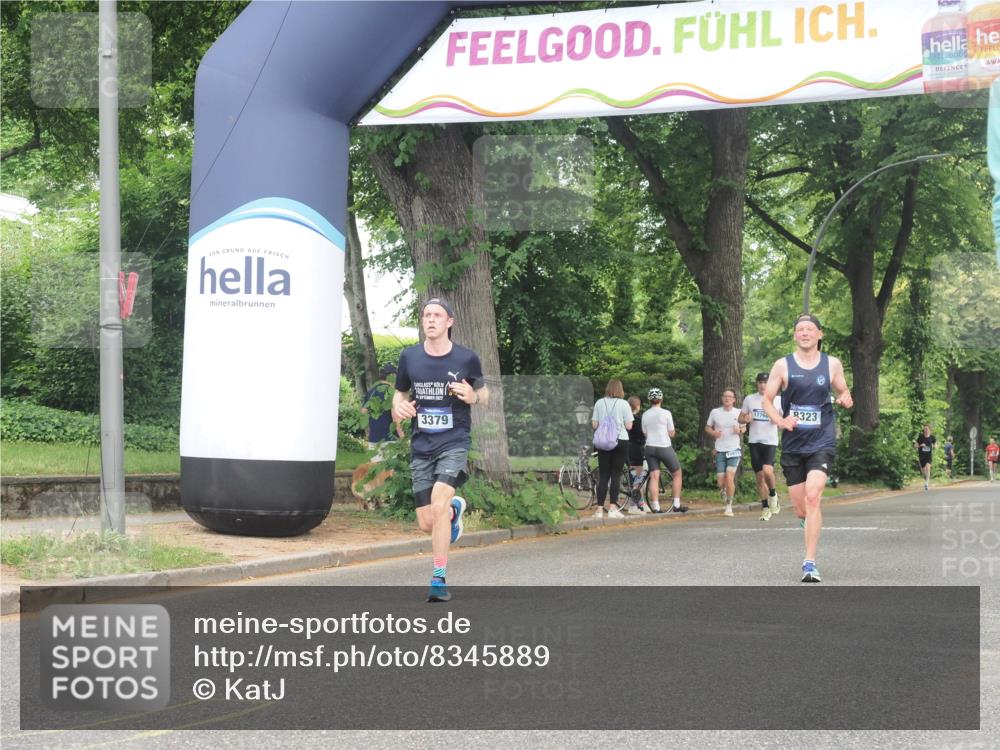 29.06.2025 - hella hamburg halbmarathon KatJ http://msf.ph/oto/8345889 29.06.2025 10:20:01 Zwischen KM18-KM19 2689, 3379, 8323 meine-sportfotos.de