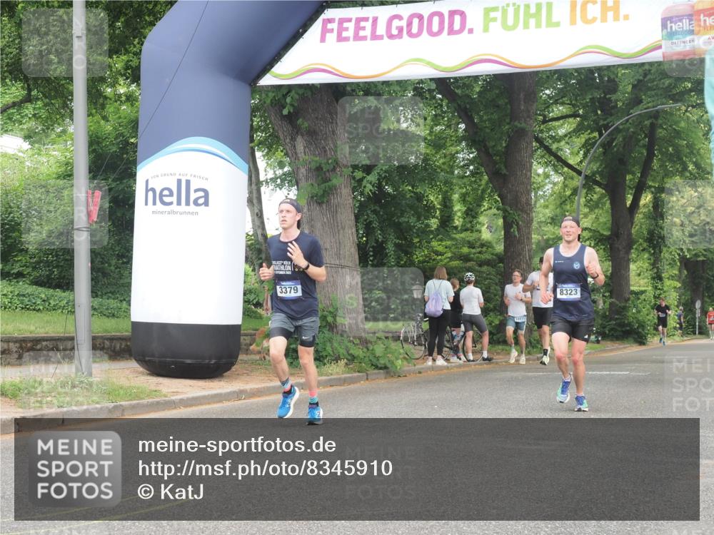 29.06.2025 - hella hamburg halbmarathon KatJ http://msf.ph/oto/8345910 29.06.2025 10:20:01 Zwischen KM18-KM19 2689, 3379, 8323 meine-sportfotos.de