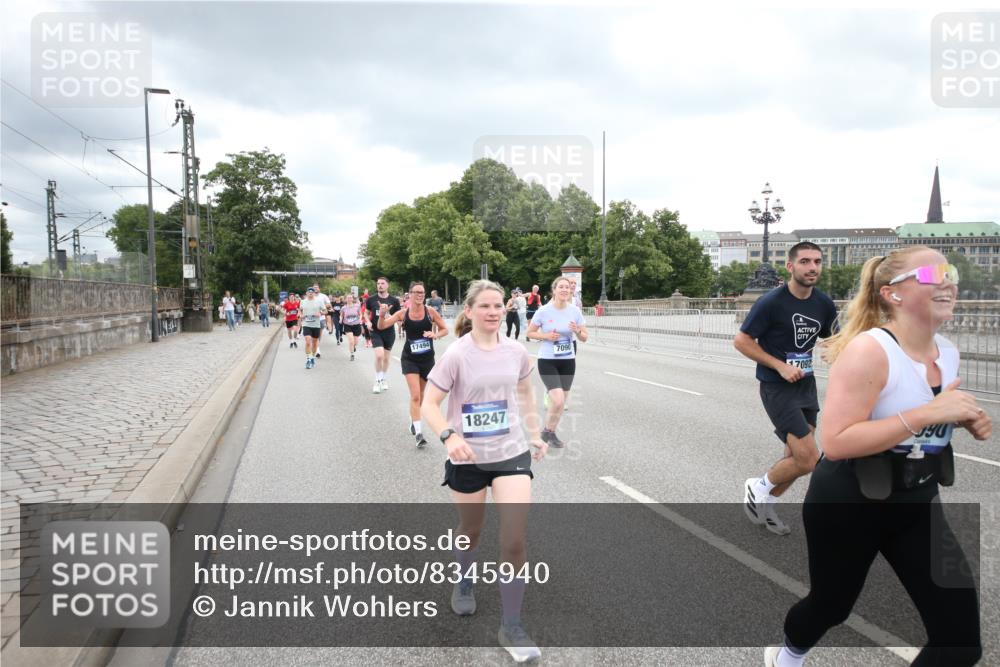 29.06.2025 - hella hamburg halbmarathon Jannik Wohlers http://msf.ph/oto/8345940 29.06.2025 10:56:05 Lombardsbrücke 1047, 1113, 2143, 2307, 2887, 2915, 2991, 3438, 3520, 3614, 3675, 3676, 3953, 3987, 4773, 5237, 5438, 5693, 5757, 6690, 7090, 7307, 7711, 8108, 8517, 8606, 8766, 8939, 8943, 9383, 9910, 9948, 9953, 10555, 10569, 10571, 10932, 10936, 11089, 11204, 11628, 12221, 12543, 13096, 13965, 14613, 14746, 15443, 15747, 16034, 16934, 17084, 17092, 17494, 17649, 17673, 17797, 18047, 18197, 18247, 18798 meine-sportfotos.de