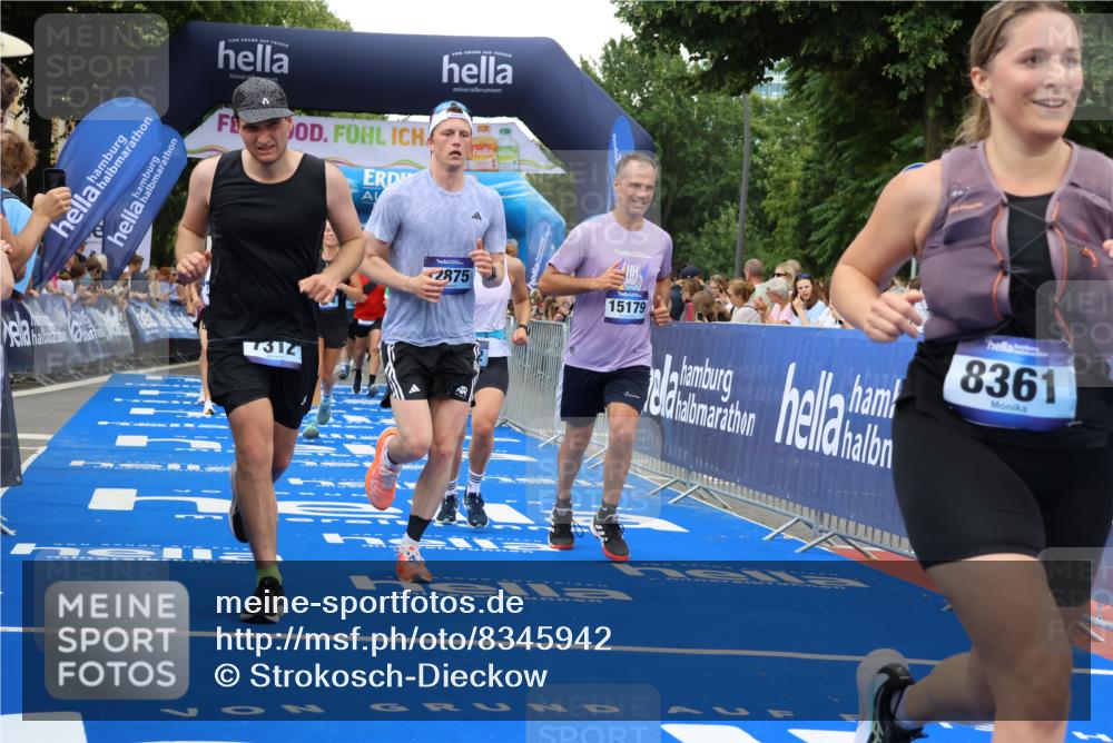 29.06.2025 - hella hamburg halbmarathon Strokosch-Dieckow http://msf.ph/oto/8345942 29.06.2025 10:53:14 Ziel 1683, 2074, 2111, 2354, 4065, 7312, 7383, 8273, 8361, 9142, 11844, 12490, 12875, 15179, 15681, 15838, 16929, 16986, 18134, 18901 meine-sportfotos.de