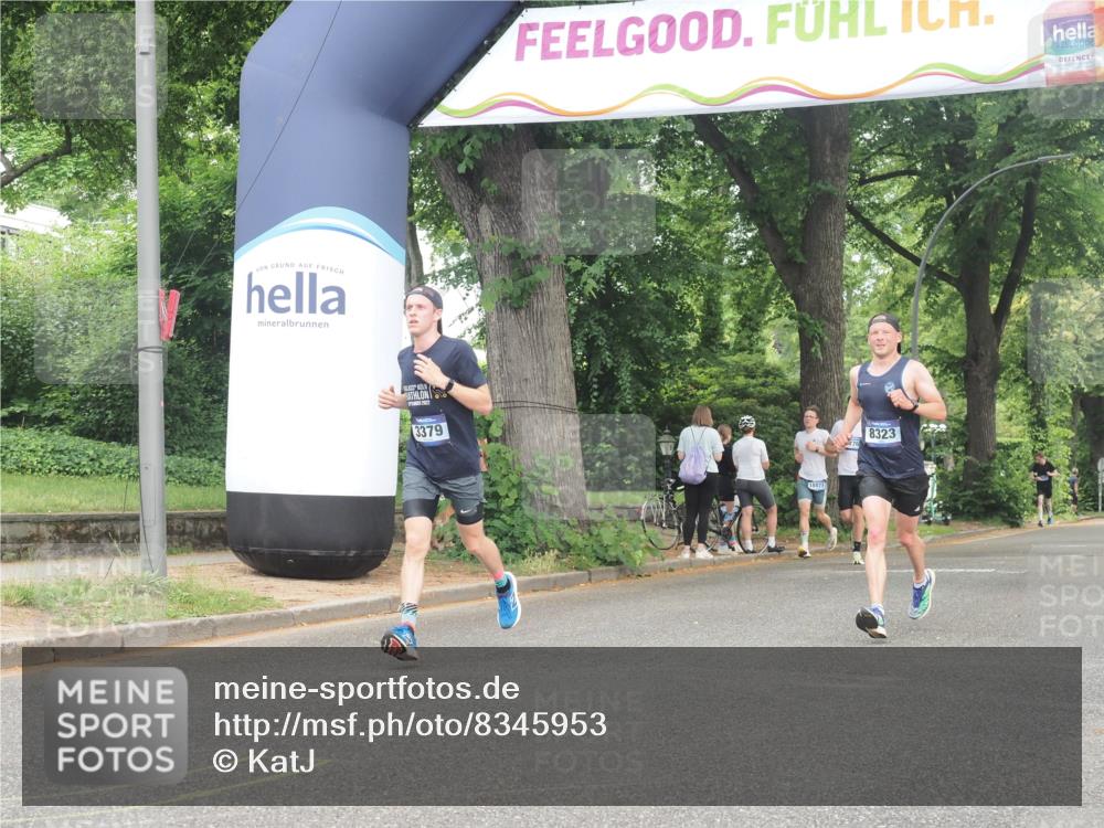29.06.2025 - hella hamburg halbmarathon KatJ http://msf.ph/oto/8345953 29.06.2025 10:20:01 Zwischen KM18-KM19 2689, 3379, 8323 meine-sportfotos.de