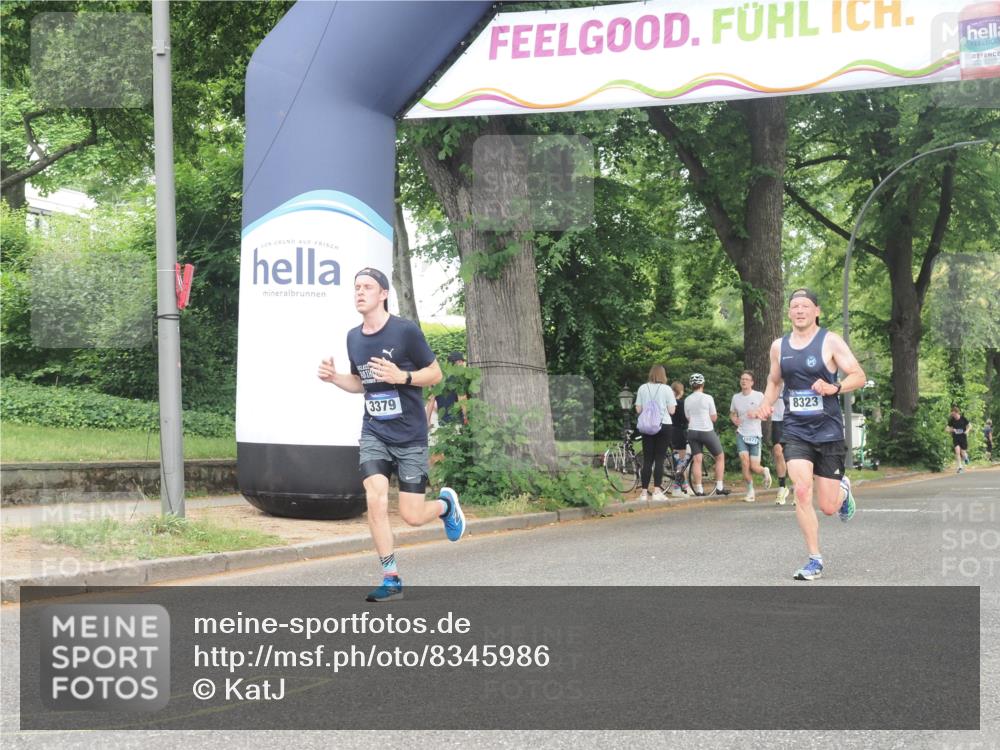 29.06.2025 - hella hamburg halbmarathon KatJ http://msf.ph/oto/8345986 29.06.2025 10:20:01 Zwischen KM18-KM19 2689, 3379, 8323 meine-sportfotos.de