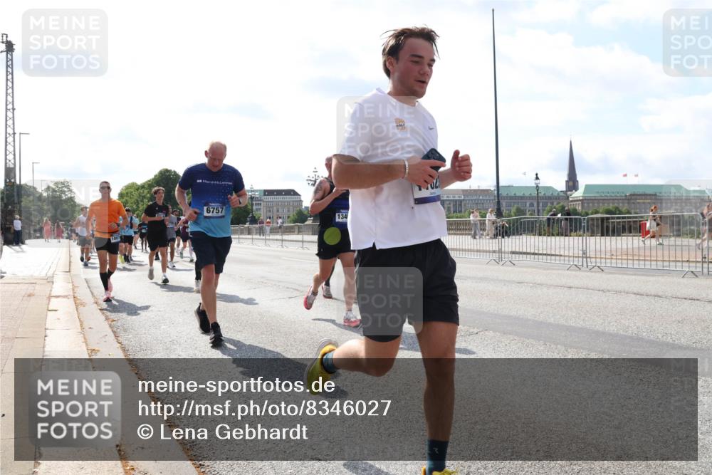29.06.2025 - hella hamburg halbmarathon Lena Gebhardt http://msf.ph/oto/8346027 29.06.2025 10:00:54 Lombardsbrücke 6757, 1340, 1130, 1544, 1568, 1583, 1611, 1681, 1726, 2236, 2354, 2363, 2426, 2474, 2490, 2936, 2982, 3042, 3059, 3141, 3400, 3625, 3740, 3794, 3983, 4238, 4419, 4579, 4616, 4708, 4767, 4945, 5033, 5418, 5643, 5870, 6138, 6147, 6443, 6487, 6531, 6714, 6757, 6835, 7658, 7757, 7759, 7761, 8255, 8326, 8478, 8632, 8923, 9124, 9553, 9555, 9577, 9932, 10074, 10188, 10271, 10599 meine-sportfotos.de