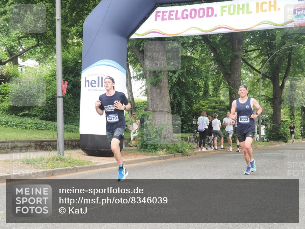 29.06.2025 - hella hamburg halbmarathon KatJ http://msf.ph/oto/8346039 29.06.2025 10:20:01 Zwischen KM18-KM19 2689, 3379, 8323 meine-sportfotos.de