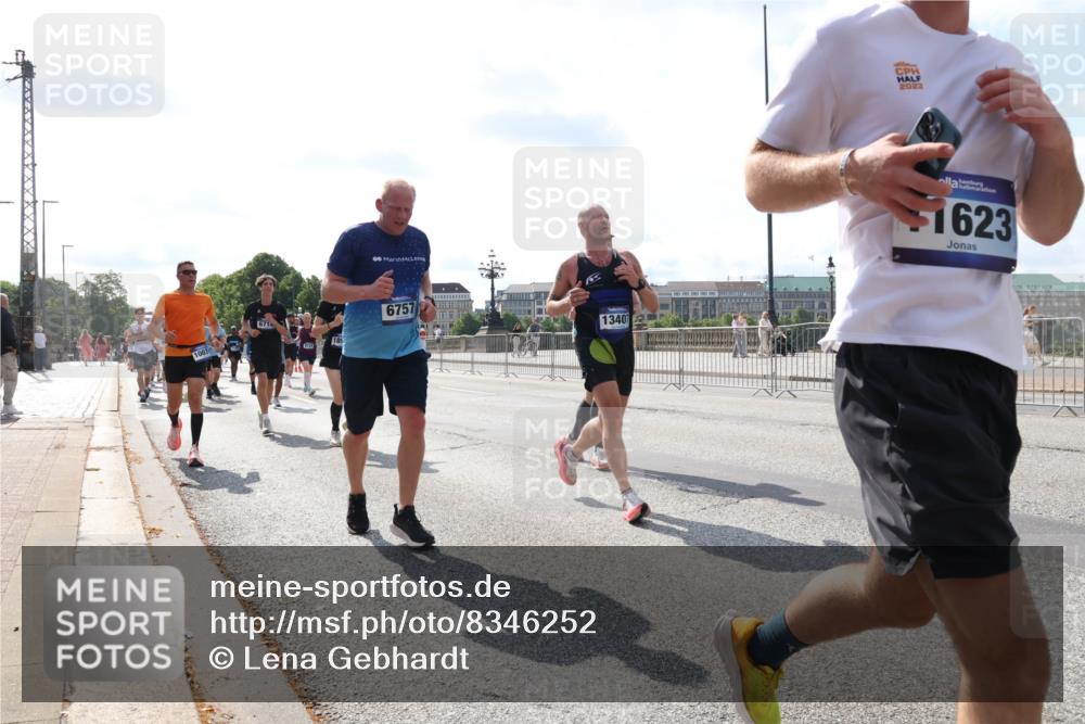 29.06.2025 - hella hamburg halbmarathon Lena Gebhardt http://msf.ph/oto/8346252 29.06.2025 10:00:54 Lombardsbrücke 6714, 1007, 18, 6757, 13407, 2023, 1623, 1130, 1544, 1568, 1583, 1611, 1681, 1726, 2236, 2354, 2363, 2426, 2474, 2490, 2936, 2982, 3042, 3059, 3141, 3400, 3625, 3740, 3794, 3983, 4238, 4419, 4579, 4616, 4708, 4767, 4945, 5033, 5418, 5643, 5870, 6138, 6147, 6443, 6487, 6531, 6714, 6757, 6835, 7658, 7757, 7759, 7761, 8255, 8326, 8478, 8632, 8923, 9124, 9553, 9555, 9577, 9932, 10074, 10188, 10271, 10599 meine-sportfotos.de