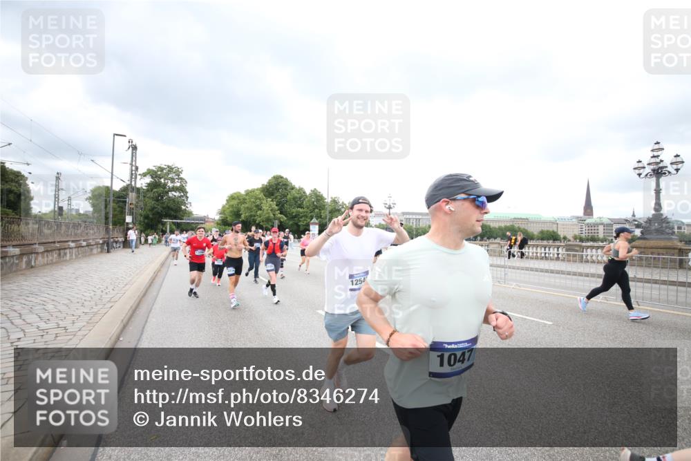 29.06.2025 - hella hamburg halbmarathon Jannik Wohlers http://msf.ph/oto/8346274 29.06.2025 10:56:10 Lombardsbrücke 1047, 2143, 2307, 2887, 2915, 2991, 3438, 3520, 3614, 3675, 3676, 3953, 3987, 4773, 5237, 5438, 5911, 6690, 7090, 7307, 7711, 8108, 8606, 8766, 8939, 8943, 9172, 9210, 9383, 9910, 10555, 10569, 10571, 10932, 10936, 11089, 11204, 11628, 12221, 12328, 12354, 12543, 13096, 13108, 14613, 14711, 14746, 15747, 16034, 16934, 17092, 17494, 17797, 18047, 18197, 18247 meine-sportfotos.de