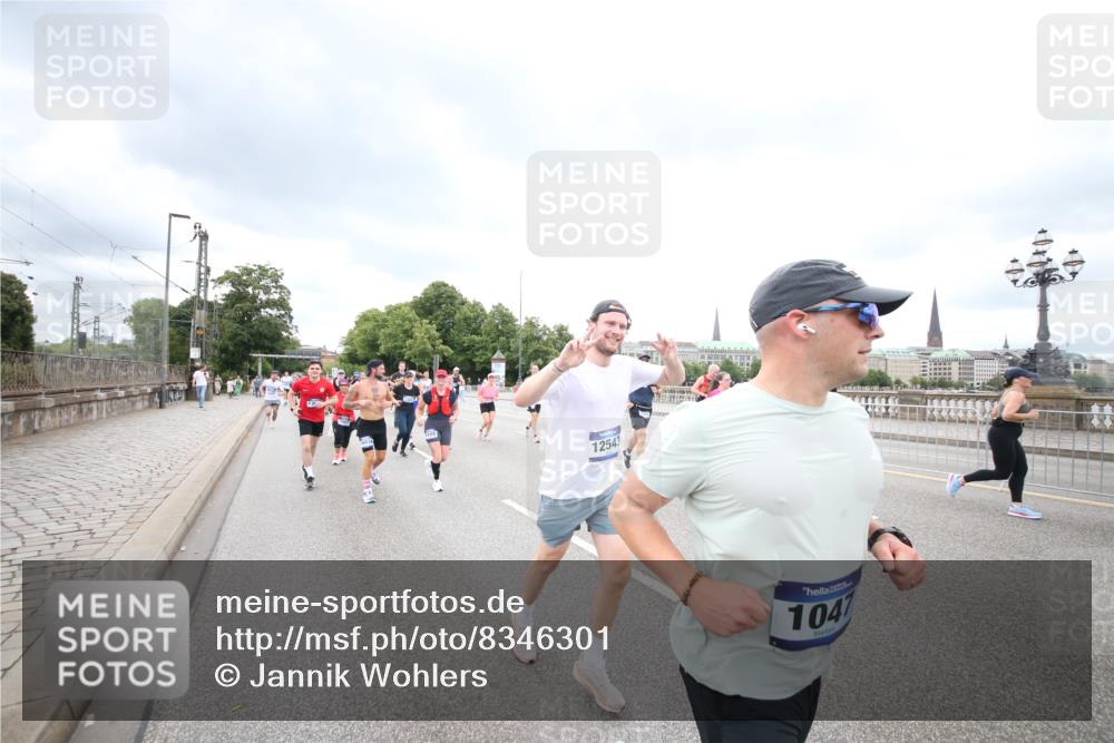 29.06.2025 - hella hamburg halbmarathon Jannik Wohlers http://msf.ph/oto/8346301 29.06.2025 10:56:10 Lombardsbrücke 1047, 2143, 2307, 2887, 2915, 2991, 3438, 3520, 3614, 3675, 3676, 3953, 3987, 4773, 5237, 5438, 5911, 6690, 7090, 7307, 7711, 8108, 8606, 8766, 8939, 8943, 9172, 9210, 9383, 9910, 10555, 10569, 10571, 10932, 10936, 11089, 11204, 11628, 12221, 12328, 12354, 12543, 13096, 13108, 14613, 14711, 14746, 15747, 16034, 16934, 17092, 17494, 17797, 18047, 18197, 18247 meine-sportfotos.de