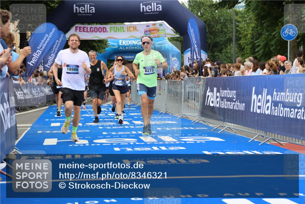 29.06.2025 - hella hamburg halbmarathon Strokosch-Dieckow http://msf.ph/oto/8346321 29.06.2025 10:53:10 Ziel 2074, 2111, 2208, 3059, 3258, 4121, 7312, 7383, 7864, 8273, 8361, 9142, 9537, 12875, 14323, 15179, 16929, 16986, 19208 meine-sportfotos.de