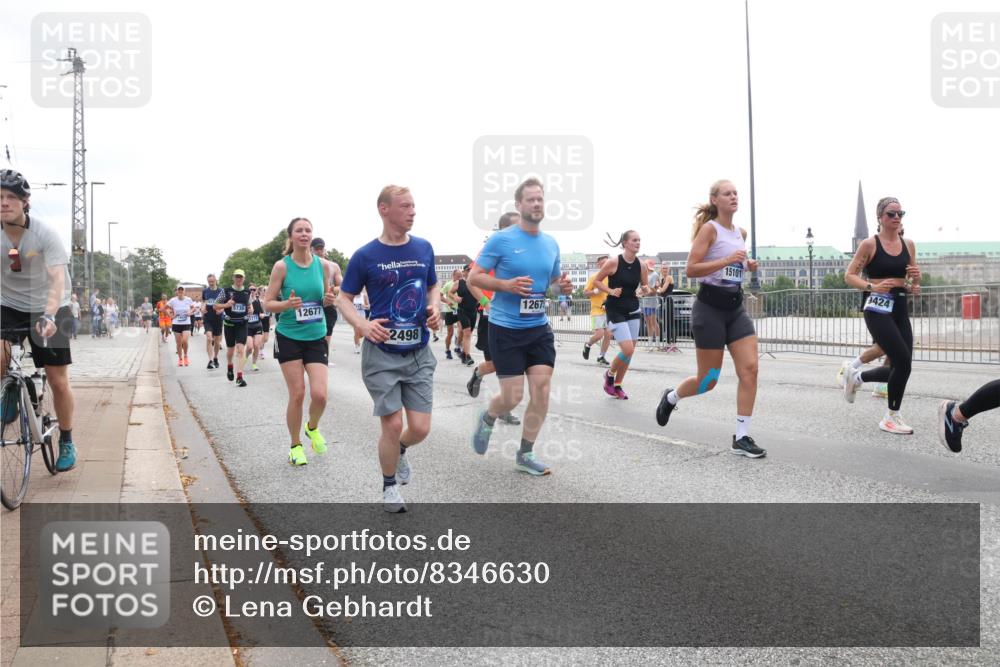 29.06.2025 - hella hamburg halbmarathon Lena Gebhardt http://msf.ph/oto/8346630 29.06.2025 10:38:30 Lombardsbrücke 5735, 12677, 2498, 12675, 15101, 9424, 56, 1196, 1394, 1457, 1596, 1721, 1742, 1791, 1901, 1966, 2113, 2151, 2498, 2576, 2660, 2693, 2786, 3010, 3094, 3095, 3216, 3242, 3286, 3323, 3338, 3635, 3636, 3716, 3726, 3777, 3841, 3927, 4028, 4139, 4155, 4159, 4259, 4260, 4316, 4414, 4883, 4921, 5085, 5089, 5155, 5300, 5617, 5684, 5713, 5735, 5913, 6199, 6200, 6695, 6696, 6751, 6875, 6930, 7117, 7118, 7148, 7165, 7371, 7552, 7561, 7629, 7692, 7849, 7868, 7914, 8367 meine-sportfotos.de
