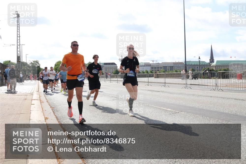 29.06.2025 - hella hamburg halbmarathon Lena Gebhardt http://msf.ph/oto/8346875 29.06.2025 10:00:55 Lombardsbrücke 22687, 1007, 6714, 18919, 1130, 1544, 1568, 1583, 1611, 1681, 1726, 2236, 2354, 2363, 2426, 2474, 2490, 2936, 2982, 3059, 3141, 3400, 3625, 3740, 3794, 3983, 4068, 4238, 4579, 4616, 4708, 4767, 4945, 5033, 5418, 5643, 5870, 6138, 6147, 6443, 6487, 6531, 6714, 6757, 6835, 7658, 7757, 7759, 7761, 8255, 8326, 8478, 8632, 8923, 9124, 9553, 9555, 9577, 9932, 10074, 10188, 10271, 10599 meine-sportfotos.de