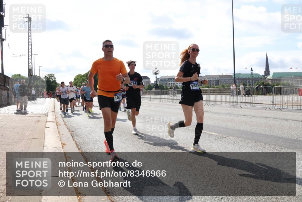 29.06.2025 - hella hamburg halbmarathon Lena Gebhardt http://msf.ph/oto/8346966 29.06.2025 10:00:56 Lombardsbrücke 8923, 1007, 6714, 1891, 1130, 1568, 1583, 1611, 1726, 2236, 2354, 2363, 2474, 2490, 2936, 2982, 3059, 3141, 3400, 3625, 3740, 3794, 3983, 4068, 4238, 4579, 4616, 4708, 4767, 4945, 5033, 5418, 5643, 5870, 6138, 6147, 6443, 6487, 6531, 6714, 6757, 6835, 7658, 7757, 7759, 7761, 8255, 8326, 8478, 8632, 8923, 9124, 9553, 9555, 9577, 9932, 10074, 10188, 10271, 10599 meine-sportfotos.de