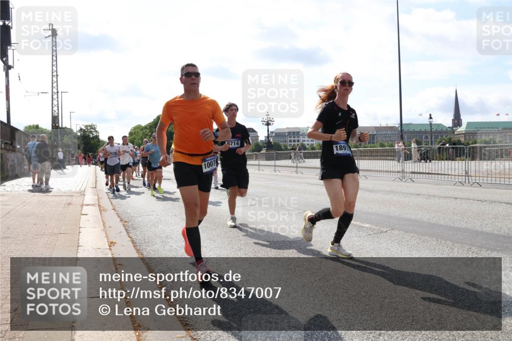 29.06.2025 - hella hamburg halbmarathon Lena Gebhardt http://msf.ph/oto/8347007 29.06.2025 10:00:56 Lombardsbrücke 269, 1007, 5714, 189, 1130, 1568, 1583, 1611, 1726, 2236, 2354, 2363, 2474, 2490, 2936, 2982, 3059, 3141, 3400, 3625, 3740, 3794, 3983, 4068, 4238, 4579, 4616, 4708, 4767, 4945, 5033, 5418, 5643, 5870, 6138, 6147, 6443, 6487, 6531, 6714, 6757, 6835, 7658, 7757, 7759, 7761, 8255, 8326, 8478, 8632, 8923, 9124, 9553, 9555, 9577, 9932, 10074, 10188, 10271, 10599 meine-sportfotos.de