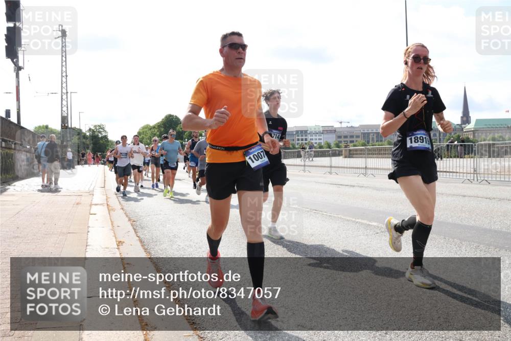 29.06.2025 - hella hamburg halbmarathon Lena Gebhardt http://msf.ph/oto/8347057 29.06.2025 10:00:56 Lombardsbrücke 268, 1007, 714, 18919, 1130, 1568, 1583, 1611, 1726, 2236, 2354, 2363, 2474, 2490, 2936, 2982, 3059, 3141, 3400, 3625, 3740, 3794, 3983, 4068, 4238, 4579, 4616, 4708, 4767, 4945, 5033, 5418, 5643, 5870, 6138, 6147, 6443, 6487, 6531, 6714, 6757, 6835, 7658, 7757, 7759, 7761, 8255, 8326, 8478, 8632, 8923, 9124, 9553, 9555, 9577, 9932, 10074, 10188, 10271, 10599 meine-sportfotos.de