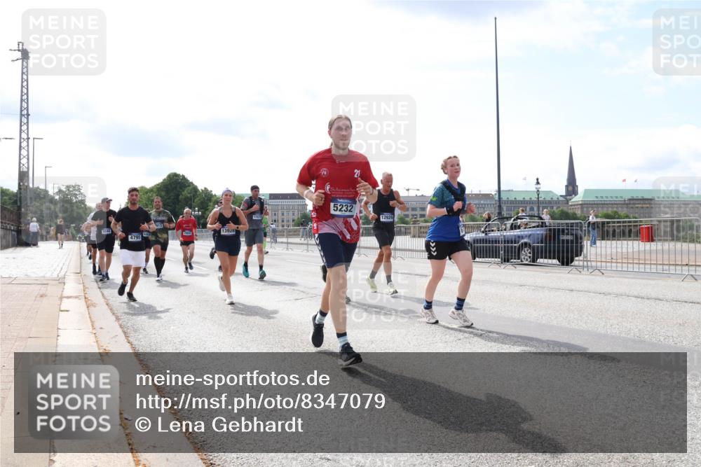 29.06.2025 - hella hamburg halbmarathon Lena Gebhardt http://msf.ph/oto/8347079 29.06.2025 10:13:40 Lombardsbrücke 5232, 1007, 1131, 1480, 1747, 1859, 2055, 2359, 2721, 2904, 2961, 2987, 3218, 3360, 3728, 3729, 4001, 4187, 4795, 4950, 5232, 5546, 5631, 5719, 6026, 6489, 6710, 6717, 6724, 7346, 7446, 7447, 7460, 7462, 7913, 8279, 8673, 8913, 9128, 9527, 9612, 9631, 10442, 10443, 10977, 11441, 12313, 12492, 12797, 12928, 12929, 13331, 13928, 15085, 15482, 15663, 15721, 15722, 15922, 16491, 17472, 17474, 17985, 17988, 18222, 18231, 18732 meine-sportfotos.de