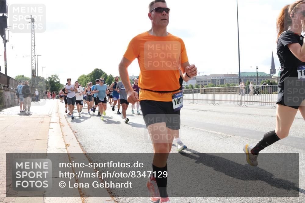29.06.2025 - hella hamburg halbmarathon Lena Gebhardt http://msf.ph/oto/8347129 29.06.2025 10:00:56 Lombardsbrücke 768, 145, 1007, 18, 1130, 1568, 1583, 1611, 1726, 2236, 2354, 2363, 2474, 2490, 2936, 2982, 3059, 3141, 3400, 3625, 3740, 3794, 3983, 4068, 4238, 4579, 4616, 4708, 4767, 4945, 5033, 5418, 5643, 5870, 6138, 6147, 6443, 6487, 6531, 6714, 6757, 6835, 7658, 7757, 7759, 7761, 8255, 8326, 8478, 8632, 8923, 9124, 9553, 9555, 9577, 9932, 10074, 10188, 10271, 10599 meine-sportfotos.de