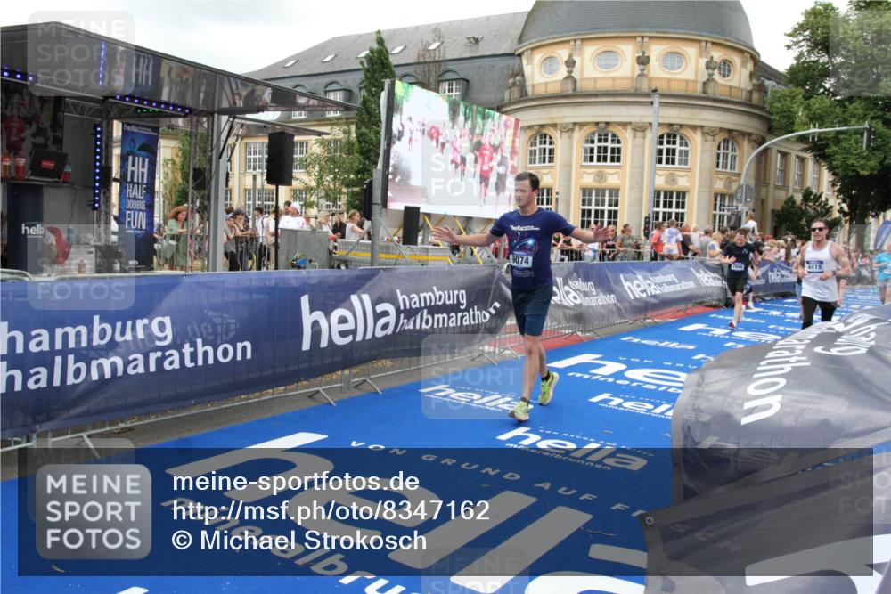 29.06.2025 - hella hamburg halbmarathon Michael Strokosch http://msf.ph/oto/8347162 29.06.2025 10:52:21 Ziel 4140, 4419, 4587, 4837, 5087, 5482, 6164, 7896, 9074, 13707, 15275, 15446, 16591, 17773 meine-sportfotos.de
