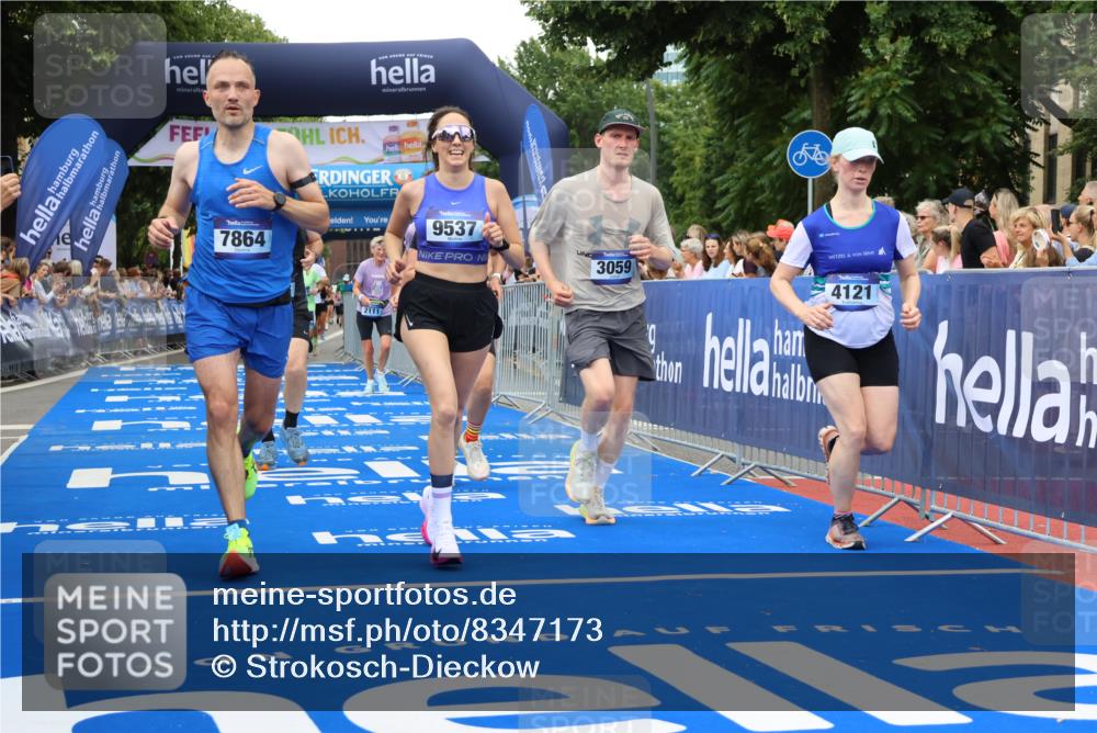 29.06.2025 - hella hamburg halbmarathon Strokosch-Dieckow http://msf.ph/oto/8347173 29.06.2025 10:53:04 Ziel 2111, 2208, 3059, 3258, 3334, 4121, 7509, 7864, 8587, 9093, 9537, 12155, 12367, 12519, 12910, 14323, 14791, 15430, 16986, 18590, 18720, 19208 meine-sportfotos.de