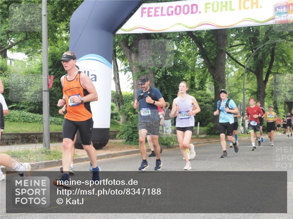 29.06.2025 - hella hamburg halbmarathon KatJ http://msf.ph/oto/8347188 29.06.2025 10:49:54 Zwischen KM18-KM19 1254, 1334, 1573, 1722, 1881, 3001, 3921, 4370, 4665, 5384, 5734 meine-sportfotos.de