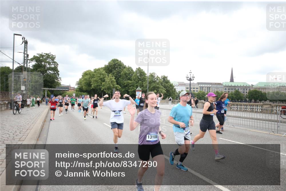 29.06.2025 - hella hamburg halbmarathon Jannik Wohlers http://msf.ph/oto/8347290 29.06.2025 10:56:19 Lombardsbrücke 2143, 2307, 2887, 2991, 3348, 3418, 3438, 3516, 3517, 3520, 3614, 4094, 4118, 4773, 5237, 5438, 5589, 5911, 5944, 6348, 6349, 7307, 7381, 8108, 8150, 8606, 8939, 8943, 9172, 9210, 9402, 9404, 9517, 9902, 9905, 9910, 10138, 10309, 10555, 10569, 10571, 10936, 11047, 11089, 11204, 12221, 12328, 12354, 12543, 12993, 13096, 13108, 13801, 13834, 14117, 14472, 14711, 14746, 15215, 15748, 15823, 16034, 17797, 18197 meine-sportfotos.de