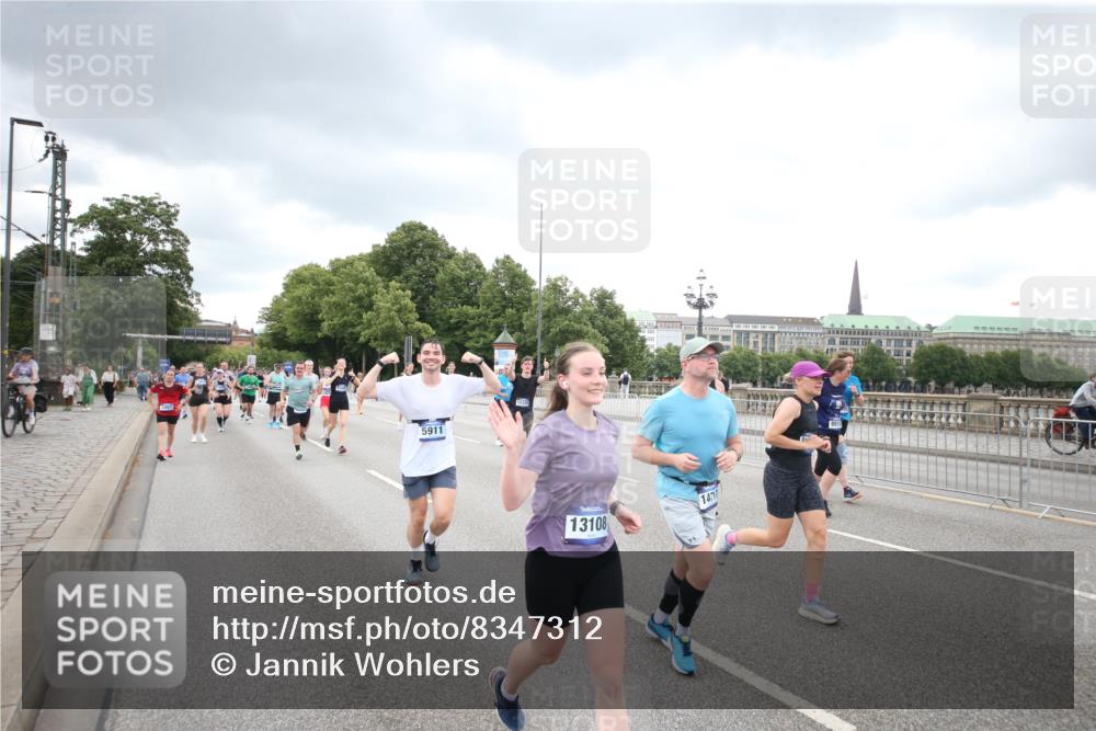 29.06.2025 - hella hamburg halbmarathon Jannik Wohlers http://msf.ph/oto/8347312 29.06.2025 10:56:19 Lombardsbrücke 2143, 2307, 2887, 2991, 3348, 3418, 3438, 3516, 3517, 3520, 3614, 4094, 4118, 4773, 5237, 5438, 5589, 5911, 5944, 6348, 6349, 7307, 7381, 8108, 8150, 8606, 8939, 8943, 9172, 9210, 9402, 9404, 9517, 9902, 9905, 9910, 10138, 10309, 10555, 10569, 10571, 10936, 11047, 11089, 11204, 12221, 12328, 12354, 12543, 12993, 13096, 13108, 13801, 13834, 14117, 14472, 14711, 14746, 15215, 15748, 15823, 16034, 17797, 18197 meine-sportfotos.de