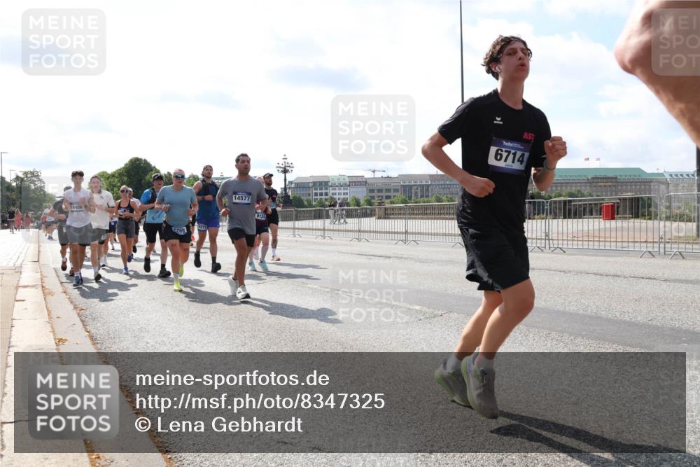 29.06.2025 - hella hamburg halbmarathon Lena Gebhardt http://msf.ph/oto/8347325 29.06.2025 10:00:57 Lombardsbrücke 18426, 68, 0271, 14577, 9124, 6714, 1130, 1420, 1568, 1583, 1611, 1726, 2236, 2354, 2363, 2474, 2490, 2936, 2982, 3059, 3141, 3625, 3740, 3794, 3983, 4068, 4238, 4579, 4616, 4708, 4767, 4945, 5033, 5418, 5643, 5870, 6138, 6147, 6443, 6487, 6531, 6714, 6757, 6835, 7658, 7757, 7759, 7761, 8045, 8046, 8255, 8326, 8478, 8632, 8923, 9124, 9553, 9555, 9577, 9932, 10074, 10188, 10271, 10599 meine-sportfotos.de
