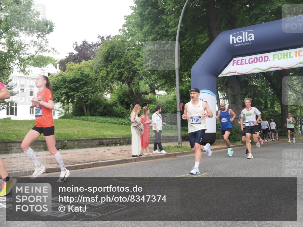 29.06.2025 - hella hamburg halbmarathon KatJ http://msf.ph/oto/8347374 29.06.2025 10:20:22 Zwischen KM18-KM19 3201, 5826, 7481 meine-sportfotos.de