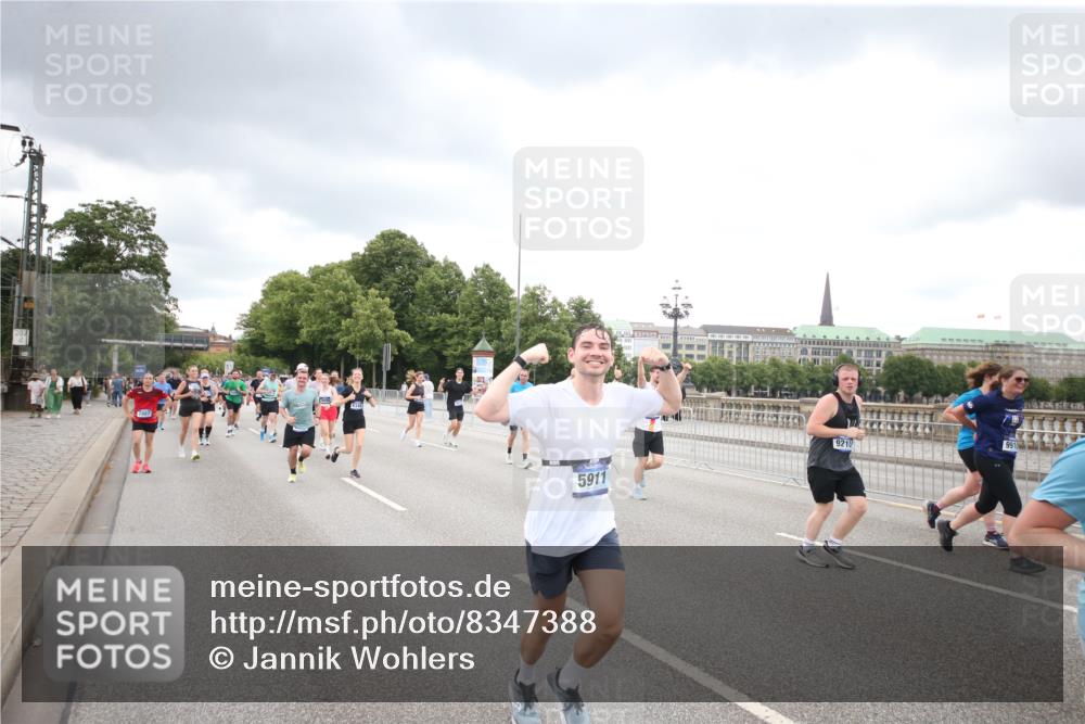29.06.2025 - hella hamburg halbmarathon Jannik Wohlers http://msf.ph/oto/8347388 29.06.2025 10:56:20 Lombardsbrücke 2143, 2307, 2887, 2932, 2991, 3348, 3418, 3438, 3516, 3517, 3520, 3614, 4094, 4118, 4773, 5438, 5589, 5911, 5944, 6348, 6349, 7381, 8108, 8150, 8606, 8939, 8943, 9172, 9210, 9402, 9404, 9517, 9902, 9905, 9910, 10138, 10309, 10555, 10569, 10571, 10936, 11047, 11089, 11204, 12221, 12328, 12354, 12993, 13096, 13108, 13273, 13671, 13801, 13834, 14117, 14472, 14711, 14746, 15215, 15748, 15823, 16034, 18197 meine-sportfotos.de