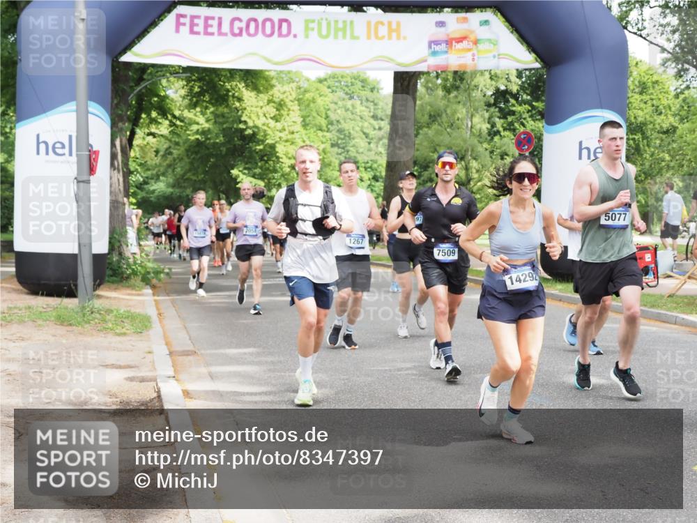 29.06.2025 - hella hamburg halbmarathon MichiJ http://msf.ph/oto/8347397 29.06.2025 10:40:44 Zwischen KM18-KM19 1267, 2771, 3334, 5077, 6723, 7509, 7918, 8335, 9032, 10263, 10549, 10724, 11009, 11333, 11689, 12607, 12910, 13297, 14239, 15497, 16467, 16780, 18418 meine-sportfotos.de