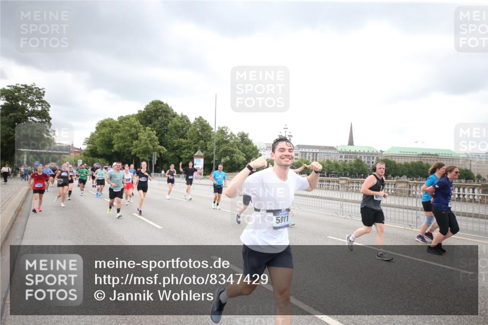 29.06.2025 - hella hamburg halbmarathon Jannik Wohlers http://msf.ph/oto/8347429 29.06.2025 10:56:20 Lombardsbrücke 2143, 2307, 2887, 2932, 2991, 3348, 3418, 3438, 3516, 3517, 3520, 3614, 4094, 4118, 4773, 5438, 5589, 5911, 5944, 6348, 6349, 7381, 8108, 8150, 8606, 8939, 8943, 9172, 9210, 9402, 9404, 9517, 9902, 9905, 9910, 10138, 10309, 10555, 10569, 10571, 10936, 11047, 11089, 11204, 12221, 12328, 12354, 12993, 13096, 13108, 13273, 13671, 13801, 13834, 14117, 14472, 14711, 14746, 15215, 15748, 15823, 16034, 18197 meine-sportfotos.de