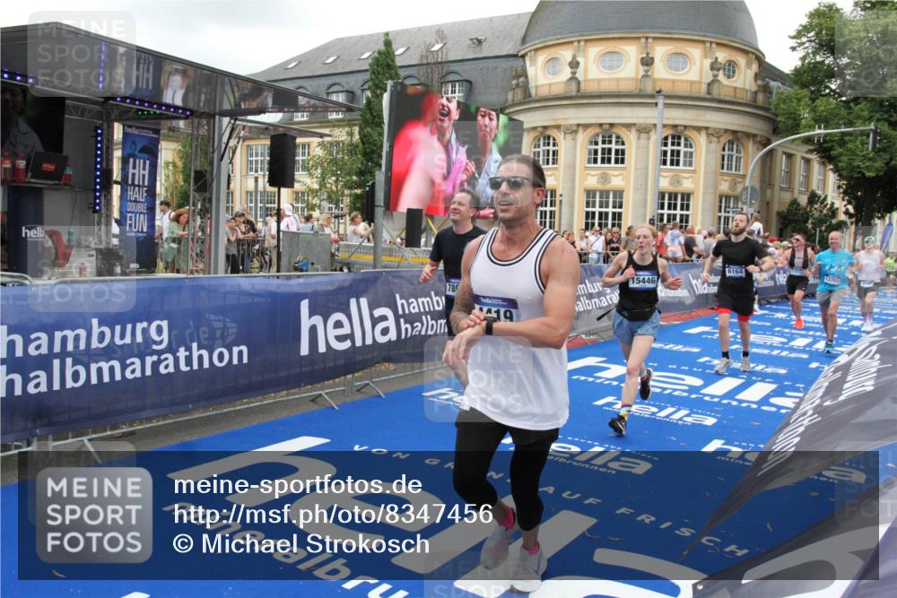 29.06.2025 - hella hamburg halbmarathon Michael Strokosch http://msf.ph/oto/8347456 29.06.2025 10:52:23 Ziel 4140, 4419, 4587, 6164, 7896, 9074, 13211, 13707, 15144, 15446, 17773, 17997 meine-sportfotos.de