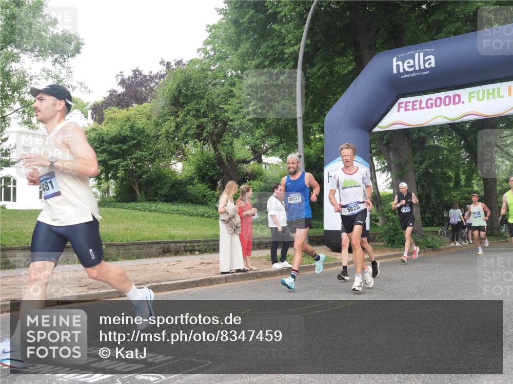29.06.2025 - hella hamburg halbmarathon KatJ http://msf.ph/oto/8347459 29.06.2025 10:20:23 Zwischen KM18-KM19 3201, 5826, 7481 meine-sportfotos.de
