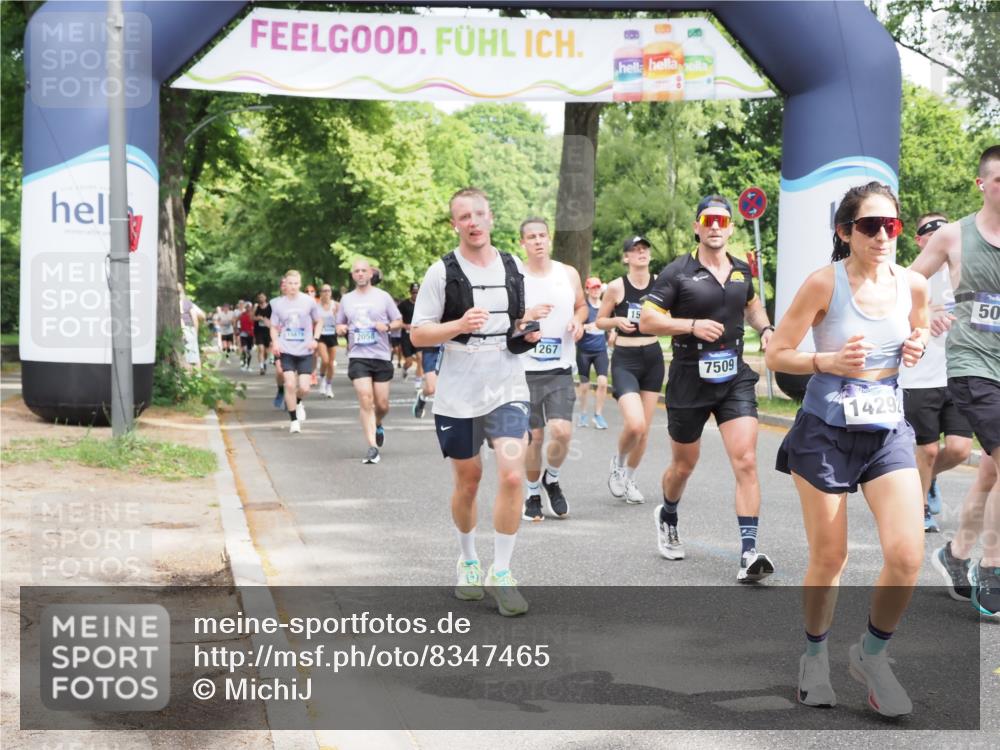29.06.2025 - hella hamburg halbmarathon MichiJ http://msf.ph/oto/8347465 29.06.2025 10:40:44 Zwischen KM18-KM19 1267, 2771, 3334, 5077, 6723, 7509, 7918, 8335, 9032, 10263, 10549, 10724, 11009, 11333, 11689, 12607, 12910, 13297, 14239, 15497, 16467, 16780, 18418 meine-sportfotos.de