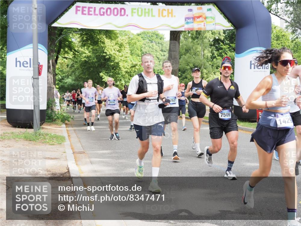 29.06.2025 - hella hamburg halbmarathon MichiJ http://msf.ph/oto/8347471 29.06.2025 10:40:44 Zwischen KM18-KM19 1267, 2771, 3334, 5077, 6723, 7509, 7918, 8335, 9032, 10263, 10549, 10724, 11009, 11333, 11689, 12607, 12910, 13297, 14239, 15497, 16467, 16780, 18418 meine-sportfotos.de