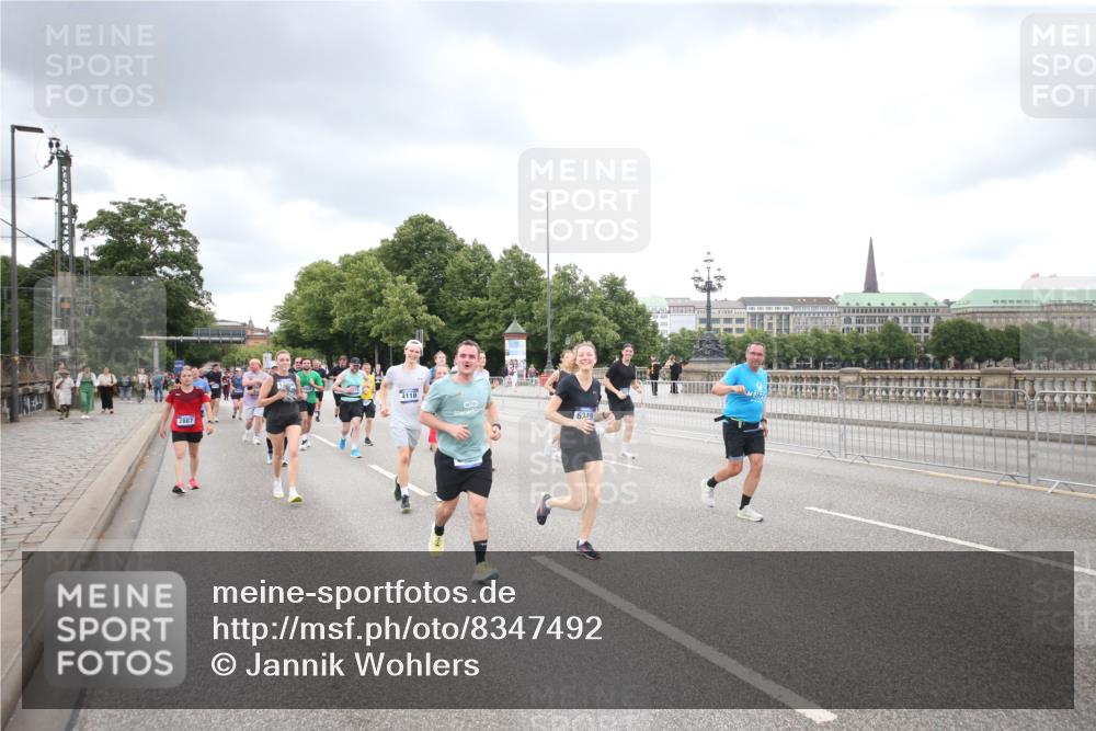 29.06.2025 - hella hamburg halbmarathon Jannik Wohlers http://msf.ph/oto/8347492 29.06.2025 10:56:23 Lombardsbrücke 2887, 2932, 2991, 3348, 3387, 3418, 3438, 3516, 3517, 3614, 4094, 4118, 5589, 5911, 5944, 6348, 6349, 7381, 8150, 8197, 8939, 8943, 9172, 9210, 9402, 9404, 9517, 9902, 9905, 9910, 10138, 10309, 10450, 10571, 10632, 10936, 11047, 11089, 11204, 12328, 12345, 12354, 12993, 13108, 13273, 13671, 13801, 13834, 14117, 14472, 14711, 14746, 15215, 15630, 15748, 15823, 18197 meine-sportfotos.de