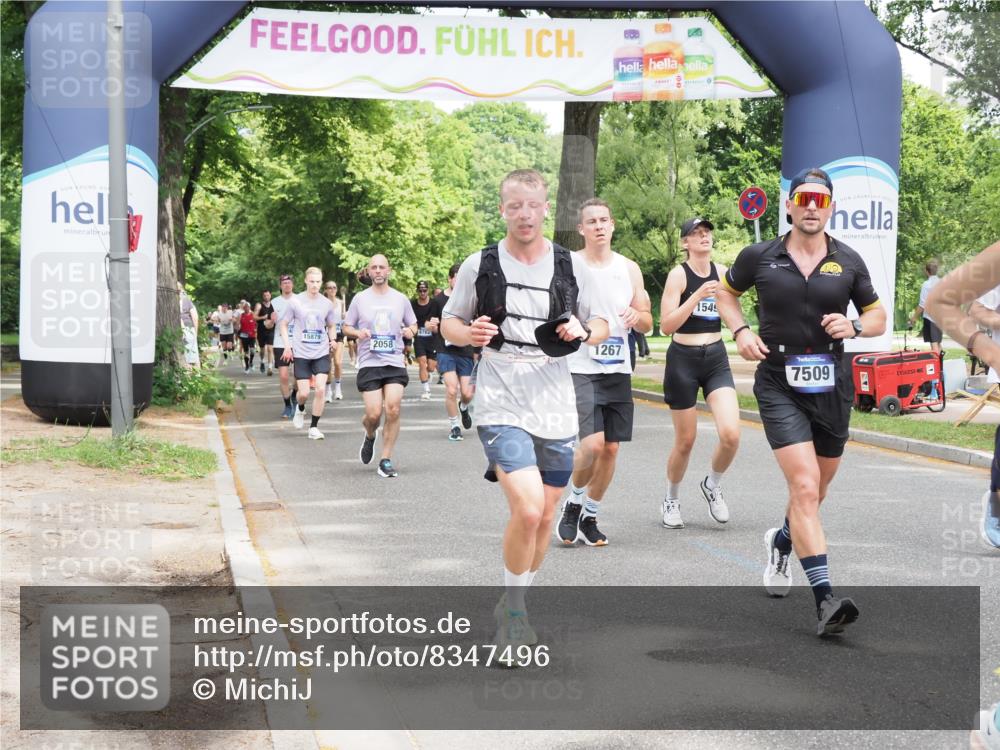 29.06.2025 - hella hamburg halbmarathon MichiJ http://msf.ph/oto/8347496 29.06.2025 10:40:44 Zwischen KM18-KM19 1267, 2771, 3334, 5077, 6723, 7509, 7918, 8335, 9032, 10263, 10549, 10724, 11009, 11333, 11689, 12607, 12910, 13297, 14239, 15497, 16467, 16780, 18418 meine-sportfotos.de