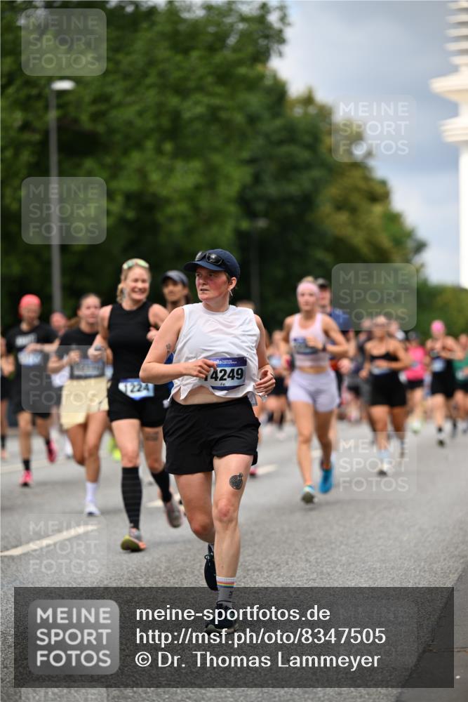 29.06.2025 - hella hamburg halbmarathon Dr. Thomas Lammeyer http://msf.ph/oto/8347505 29.06.2025 10:40:43 Kennedybrücke 1008, 1010, 1102, 1224, 1284, 3243, 3401, 3699, 4245, 4937, 5171, 5246, 5540, 5747, 5809, 5919, 6184, 6417, 7632, 8530, 8581, 9229, 9295, 9432, 9694, 9701, 9806, 10487, 10531, 10577, 10984 meine-sportfotos.de
