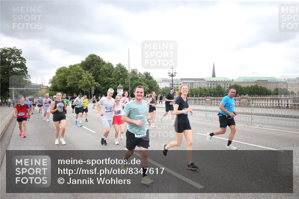 29.06.2025 - hella hamburg halbmarathon Jannik Wohlers http://msf.ph/oto/8347617 29.06.2025 10:56:23 Lombardsbrücke 2887, 2932, 2991, 3348, 3387, 3418, 3438, 3516, 3517, 3614, 4094, 4118, 5589, 5911, 5944, 6348, 6349, 7381, 8150, 8197, 8939, 8943, 9172, 9210, 9402, 9404, 9517, 9902, 9905, 9910, 10138, 10309, 10450, 10571, 10632, 10936, 11047, 11089, 11204, 12328, 12345, 12354, 12993, 13108, 13273, 13671, 13801, 13834, 14117, 14472, 14711, 14746, 15215, 15630, 15748, 15823, 18197 meine-sportfotos.de
